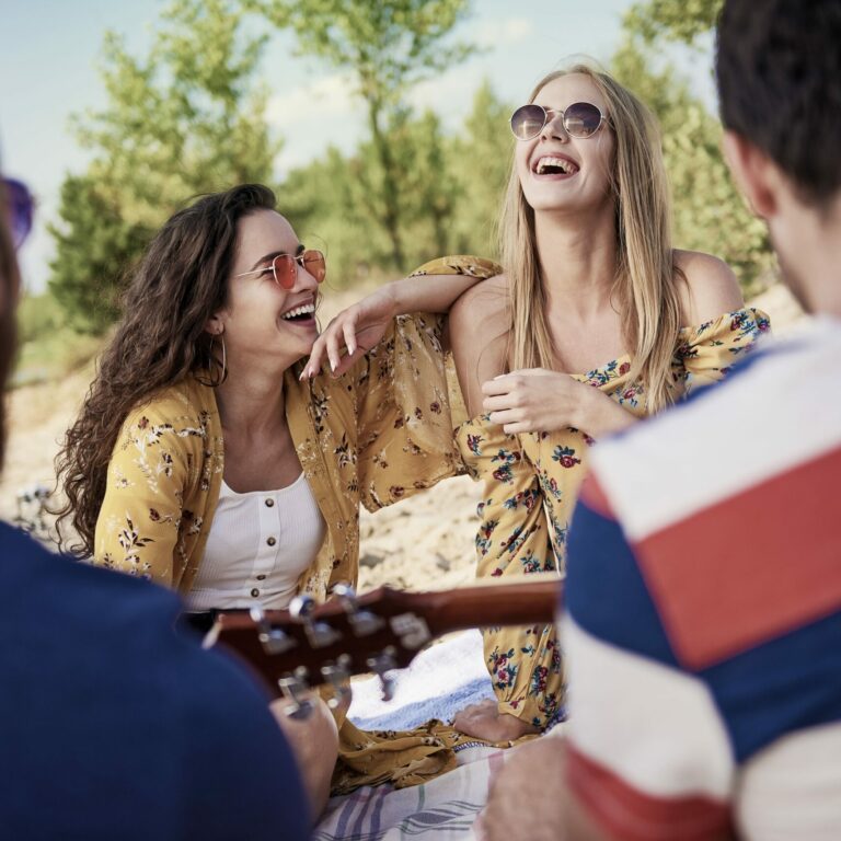 les-jeunes-s-amusant-ensemble-sur-la-plage (1) (1)